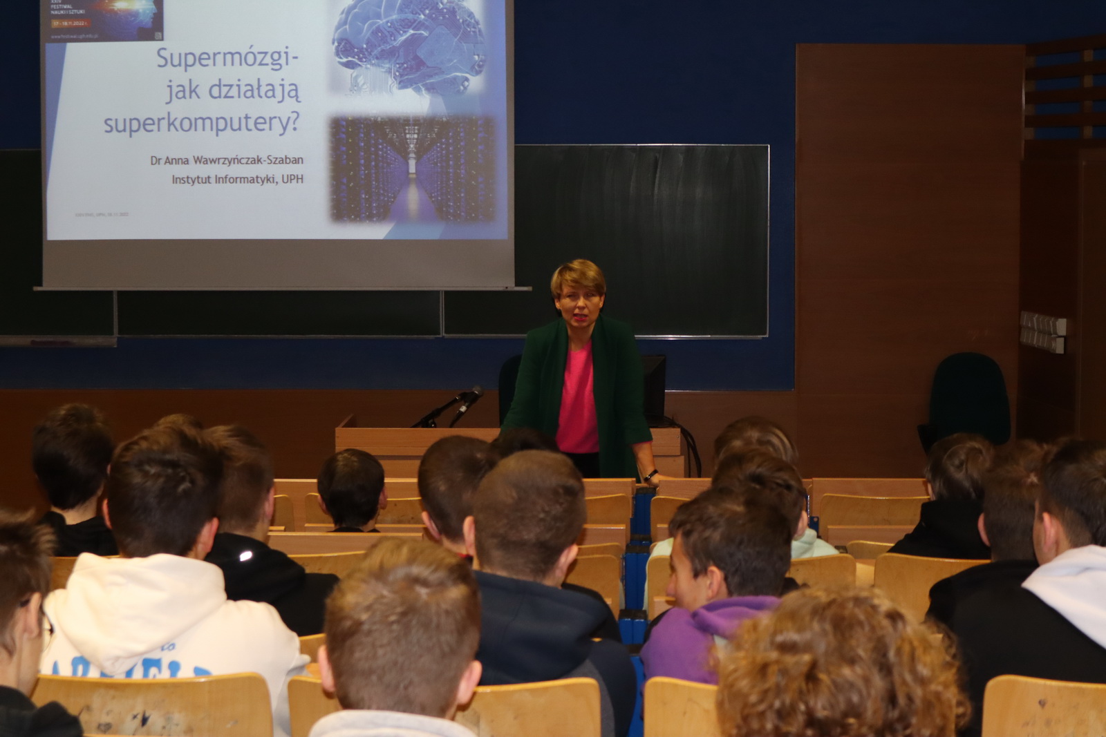 W tle prowadząca wykład dr Anna Wawrzyńczak-Szaban