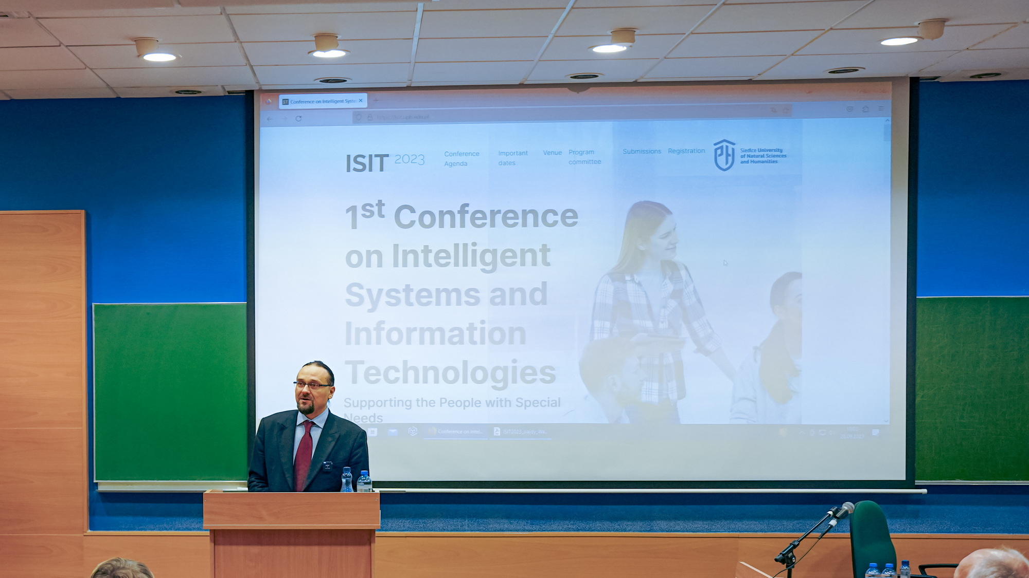 Rozpoczęcie konferencji ISIT - na planie pierwszym dyrektor instytutu