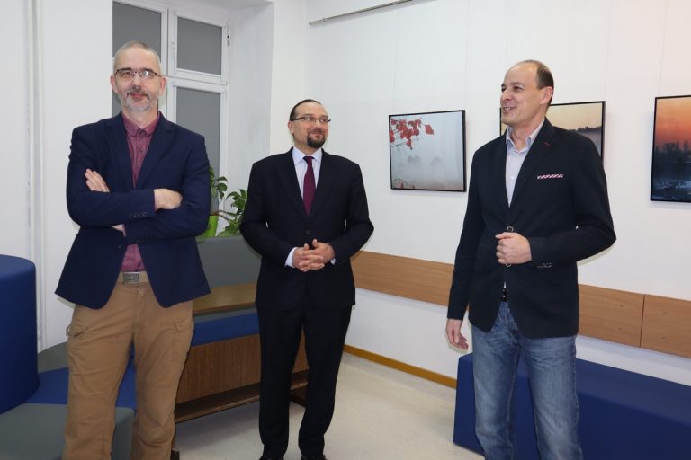 Relacja z wernisażu fotografii Krzysztofa Gajca
