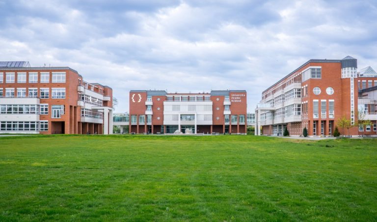 Zaproszenie do wzięcia udziału w Szkołach Letnich 2022 w Uniwersytecie w Hradcu Králové – trwają zapisy